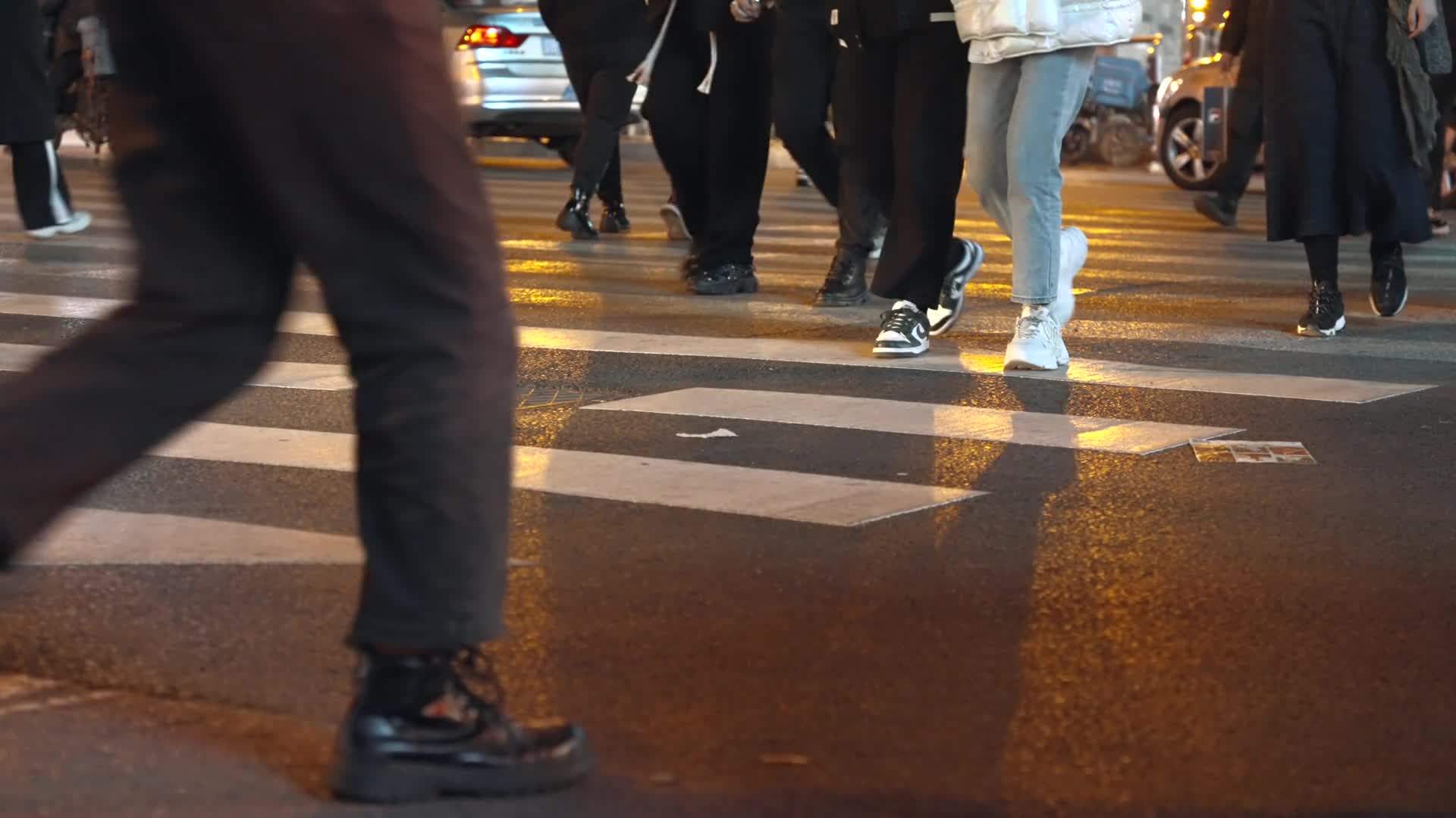 夜晚街道斑马线路上行人脚步视频素材