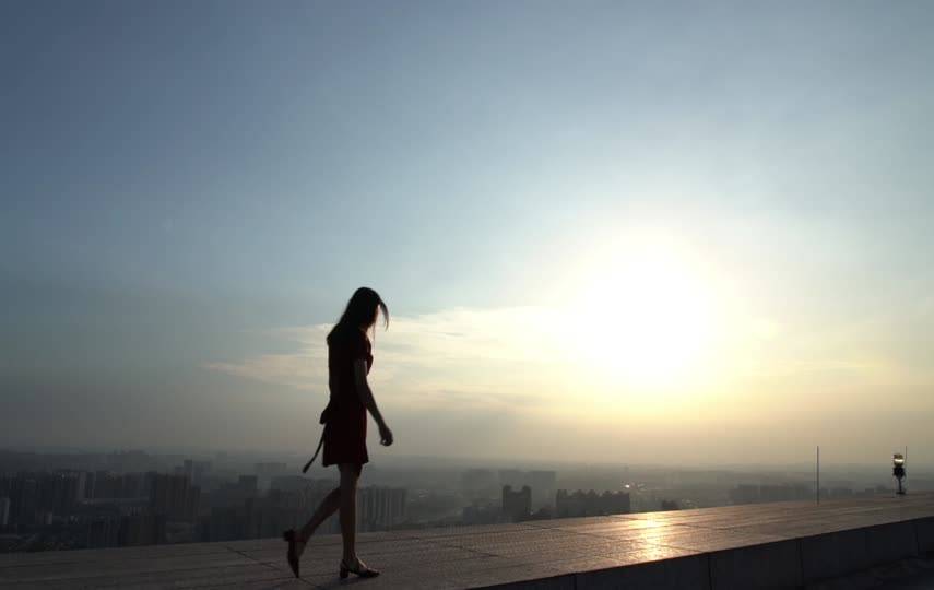 在天台上行走的伤感女人短视频素材