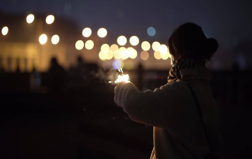 夜色中女孩玩烟花短视频素材