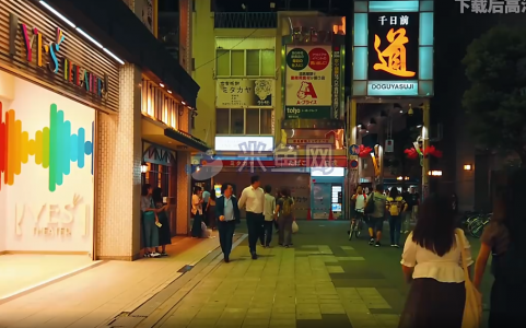 日本夜晚街景热闹人群走路视角视频素材