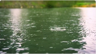 雨滴河面下雨视频素材