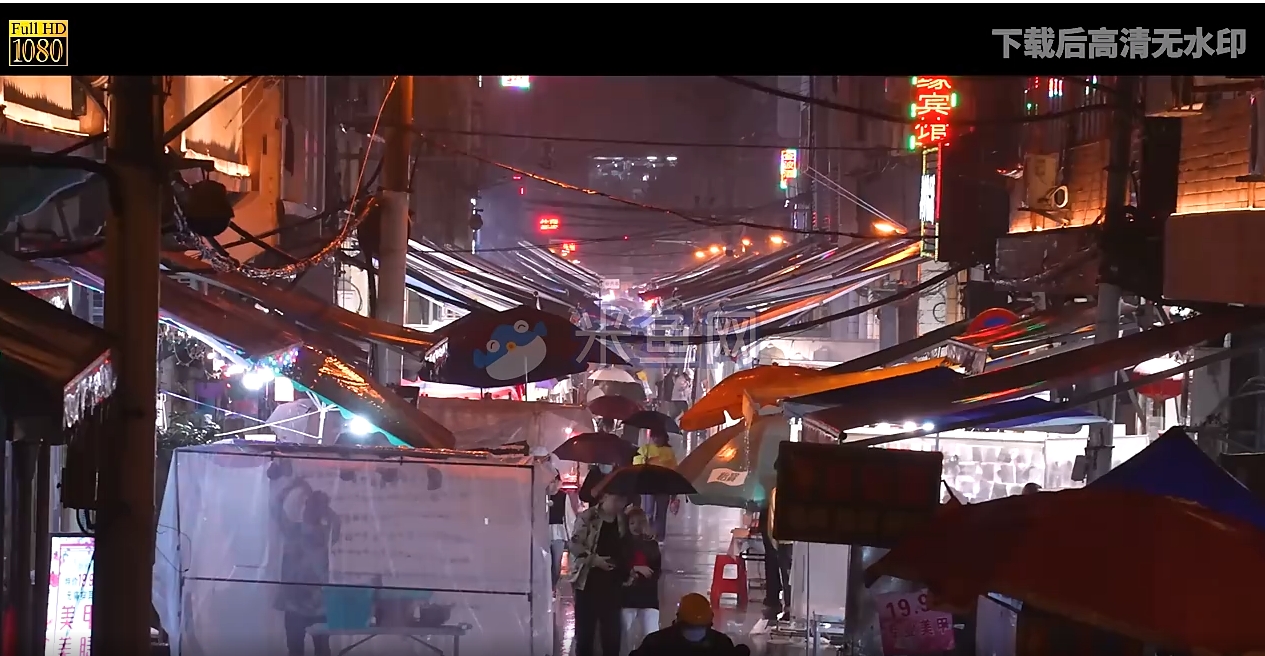 夜晚城市街道行人下雨打伞视频素材