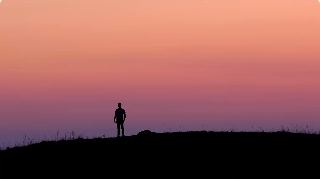 傍晚高山男人励志视频素材