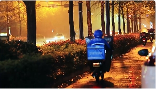 傍晚雨后清新街面路灯视频素材