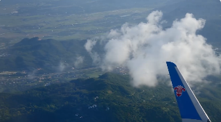 南航航空低空飞行在山区的视频素材