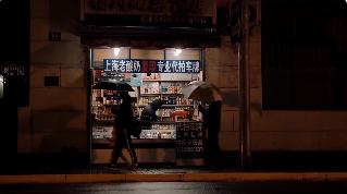 雨后街边小店路过行人走路视频素材