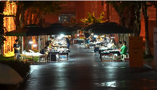 夜晚美食街下雨视频素材