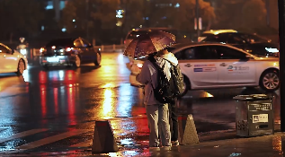 夜晚行人打伞过马路下雨视频素材