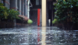 雨滴掉落城市街道视频素材