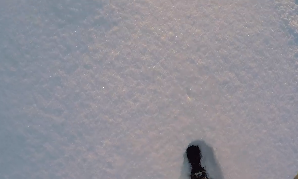 男子穿着黑色牛仔裤黑鞋走在雪地里走路特写视频素材