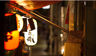 日本夜晚小店门口女子聊天视频素材