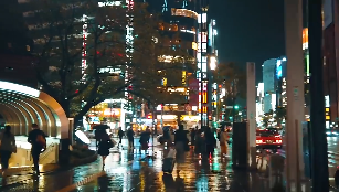 繁华街上雨中的夜晚人群行人走路视频素材