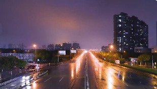 城市雨后的夜晚来回车流视频素材