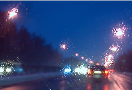 夜晚下雨天开车视频素材