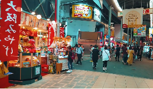 日本热闹夜市生活人群走路视角视频素材