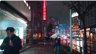 雨后街道打伞人群走路视角视频素材