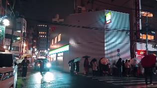 雨后街边景象人群生活走路视角视频素材