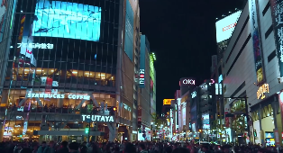 夜晚中心城市人山人海景象走路视角视频素材