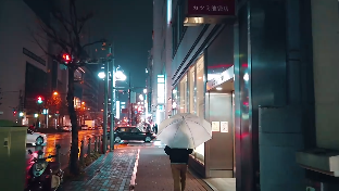 日本夜晚雨后街景走路视角视频素材