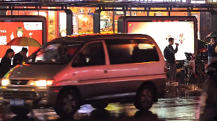 雨夜公交车进站下雨视频素材