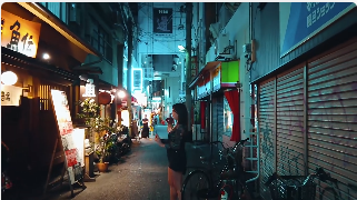 日本夜晚饭店杂吵街景走路视角视频素材