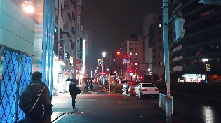 雨后街边深夜人群往返走路视角视频素材