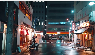 日本雨后街道行人走路视角视频素材