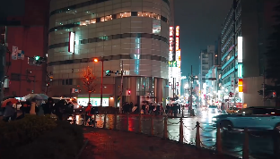 城市夜景雨后镜头走路视角视频素材