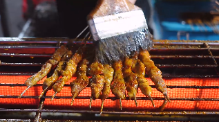 崔延三尺的羊肉串制作过程镜头生活视频素材