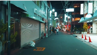 日本街景夜晚人群走路视角视频素材